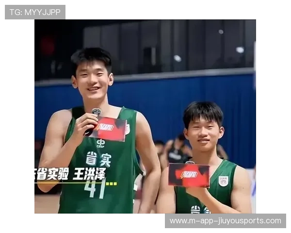 主持人爆料:男篮球员夜会网红引争议 主持人爆料:男篮球员夜会网红引争议