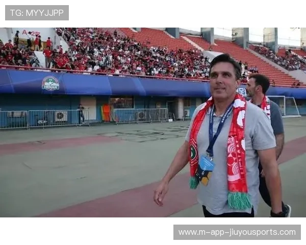 河南队拉莫斯要求压迫更紧，前场逼抢直接逼出失误